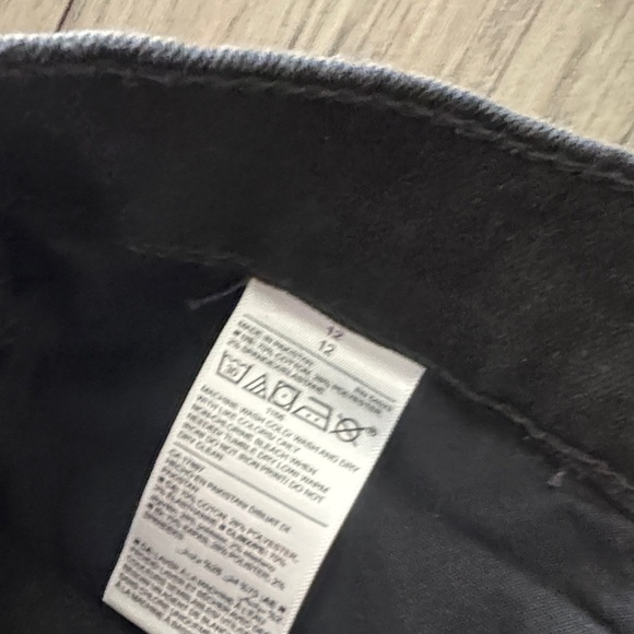 Old Navy Women's Dark Denim Jean Shorts / E7 - Picture 5 of 5